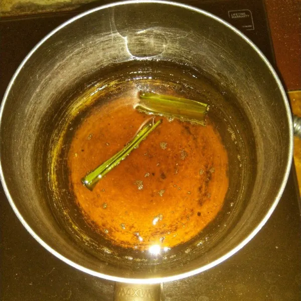 Rebus gula merah, daun pandan dan air sampai gula larut. Matikan api, dinginkan suhu ruang.