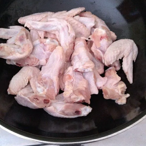 Masukkan daging ayam ke wajan.