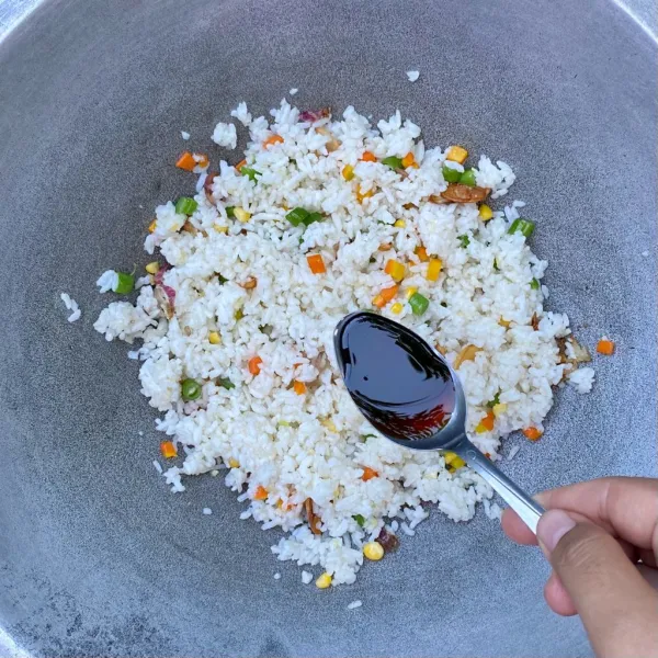 Tambahkan kecap manis, lalu aduk hingga rata. Angkat dan sajikan.