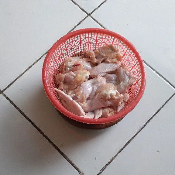 Bersihkan dan cuci daging ayam.