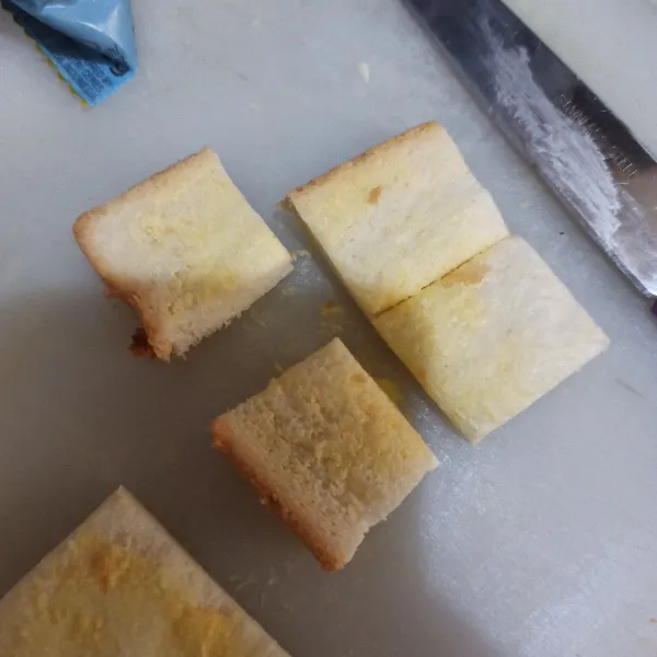 Potong jadi 16 bagian per lembar roti.