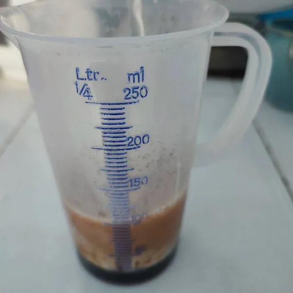 Tuang air panas ke dalam gelas takar sampai 150 ml, aduk rata dan koreksi rasa.