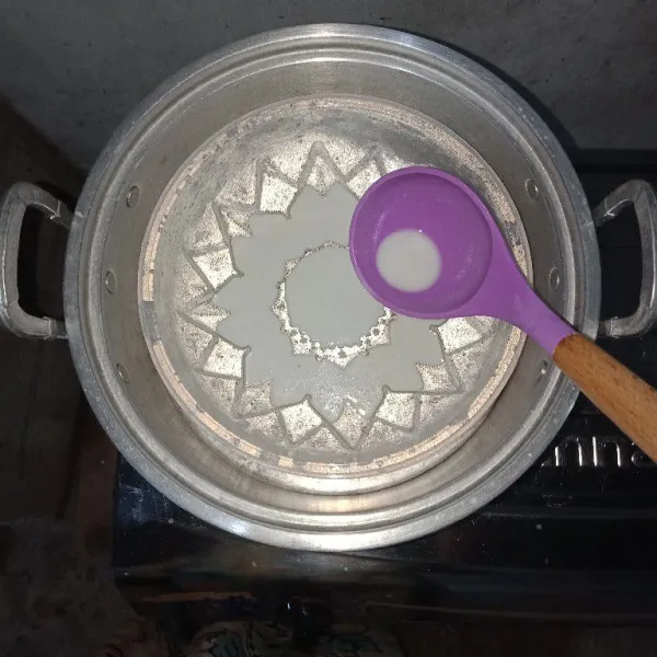Rebus air di dalam panci kukusan, setelah air mendidih masukkan cetakan yang sudah diolesi minyak, tuang adonan warna putih sebanyak 1 sendok sayur (uk. sedang), kukus -+3menit dengan api sedang. (Alasi tutup panci dengan serbet bersih, agar air tidak menetes).
