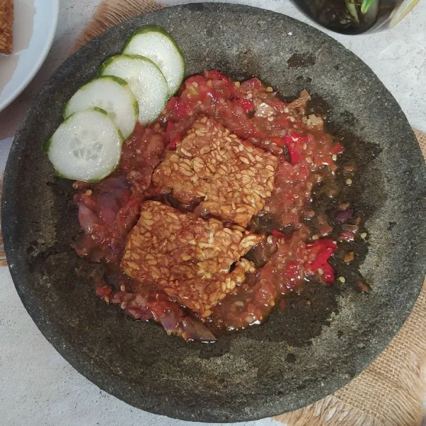 Ulek semua bahan sambal lalu letakkan tempe, penyet-penyet dan sajikan.