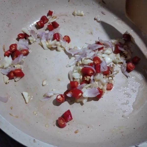Tumis bawang merah dan bawang putih bersama irisan cabe hingga harum.