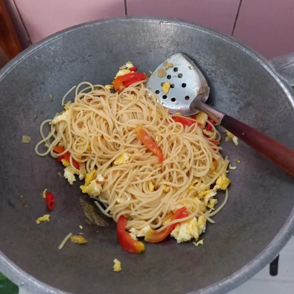 Masukkan spaghetti dan tambahkan merica, kaldu bubuk, garam, aduk rata.