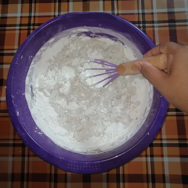 Masukkan santan yang sudah dingin sedikit demi sedikit sambil terus diaduk.