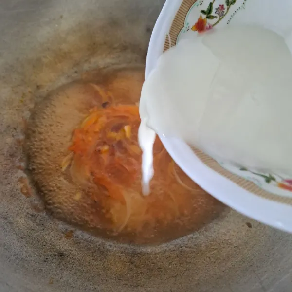 Tuang larutan tepung maizena, masak sampai saos mengental. Angkat dan sajikan.