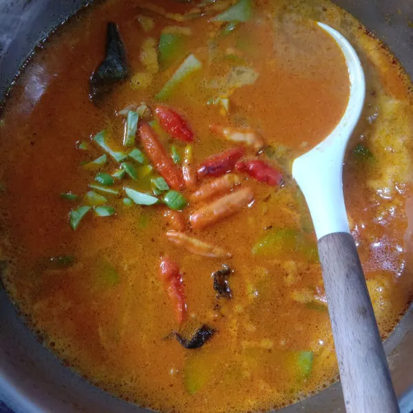 Setelah agak mendidih, masukkan potongan petai dan cabe rawit.