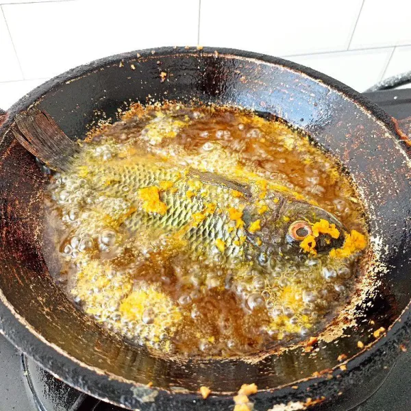Panaskan minyak untuk menggoreng. Setelah panas goreng ikan hingga kuning kecoklatan.