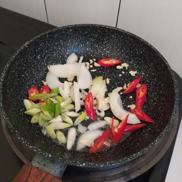 Tumis bawang putih, bombai, cabe dan 1/2 irisan bawang pre.