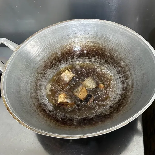Panaskan minyak lalu goreng ikan bandeng sampai matang.
