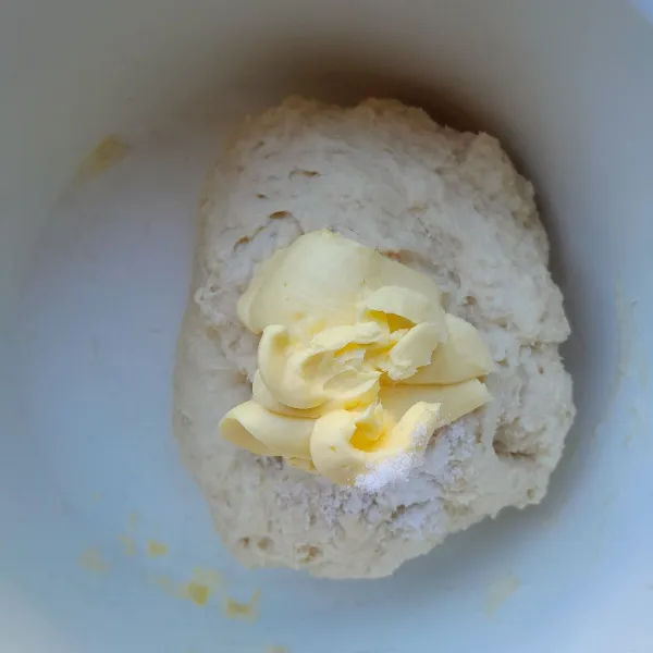 Masukkan margarin dan garam. Mixer kembali dengan kecepatan sedang hingga adonan kalis dan elastis.