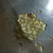 Tumis bawang putih dan jahe yang sudah digeprek hingga harum.