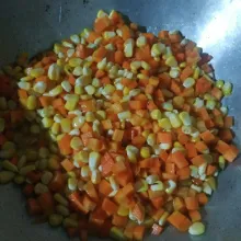 Masukan jagung dan wortel tambahkan sedikit air, masak hingga matang.