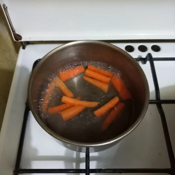 Rebus irisan wortel hingga matang, tiriskan.