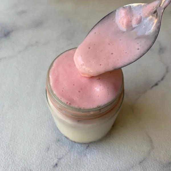 Tambahkan yogurt strawberry sampai gelas penuh. Sajikan, aduk sesaat sebelum diminum.