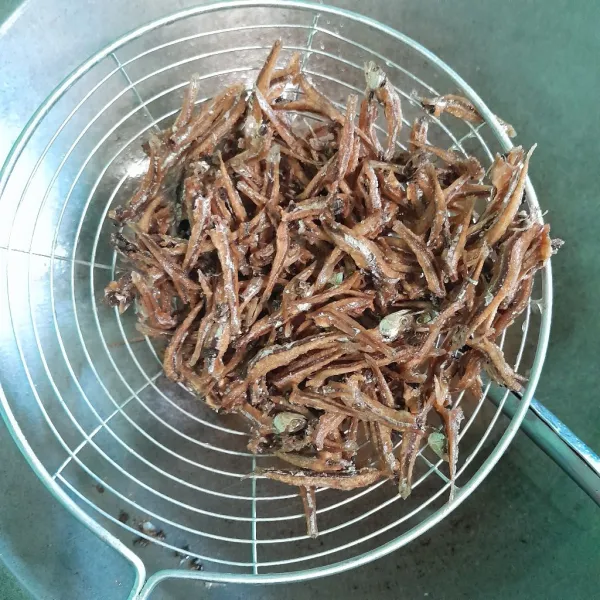 Goreng ikan tri sampai matang.