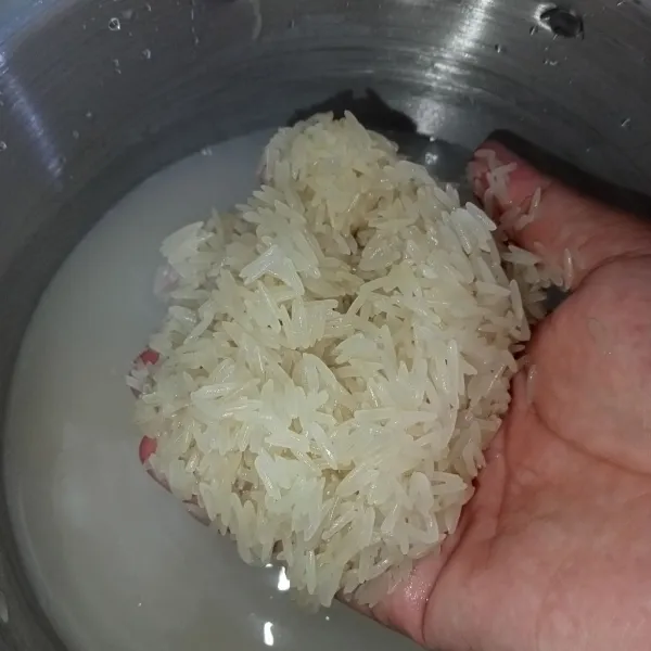 Rendam beras selama 20 menit, tiriskan.