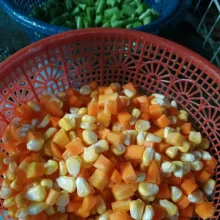 Kupas wortel, lalu potong dadu kecil-kecil, serut jagung manis, dan potong-potong pendek buncis. Lalu cuci bersih.