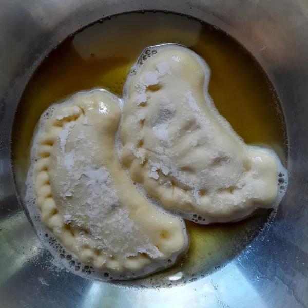 Setelah panada mengembang 2x lipat, goreng panada dalam minyak yang sudah panas. Goreng panada menggunakan api kecil hingga panada matang kuning kecoklatan. Setelah matang,angkat,tiriskan dan siap disajikan.