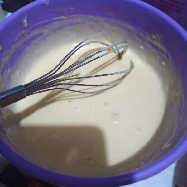 Campur bahan utama jadi satu di mangkuk. Kemudian beri bahan cair kecuali margarin.