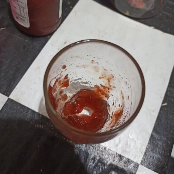 Letakkan 2 sdt selai strawberry di gelas.