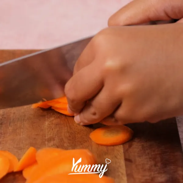 Siapkan talenan dan pisau, kemudian potong wortel menyerupai bentuk korek api. Sisihkan.