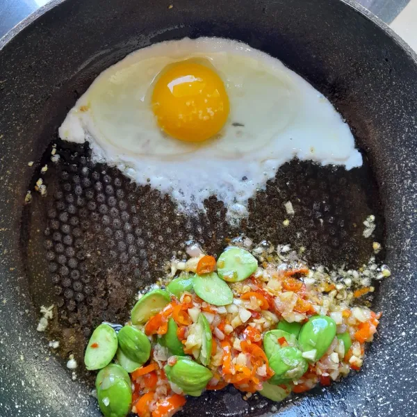 Masukkan telur dan beri sedikit garam, kemudian orak-arik telur. Kemudian aduk rata telur, bumbu dan petai nya.