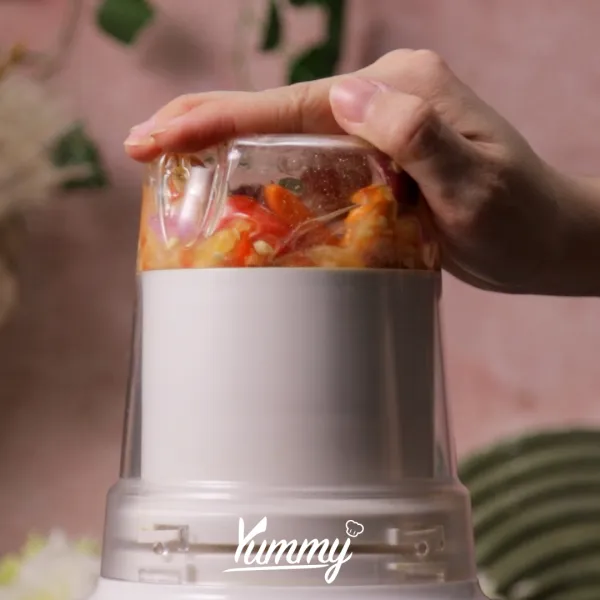 Siapkan blender, masukkan seluruh bahan bumbu halus ke dalamnya. Kemudian blender hingga halus.