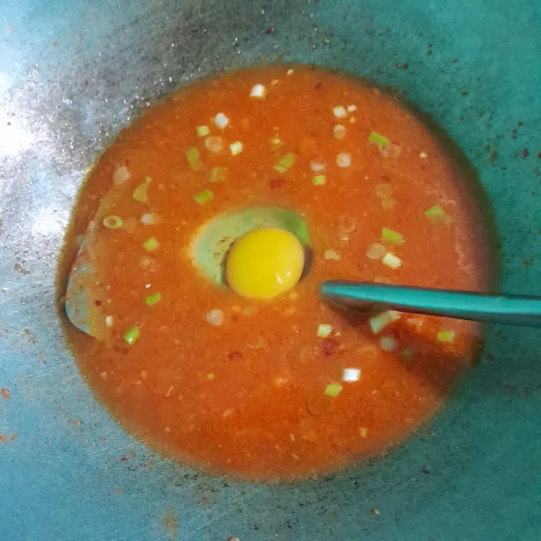 Masukkan telur, masak sampai mendidih.