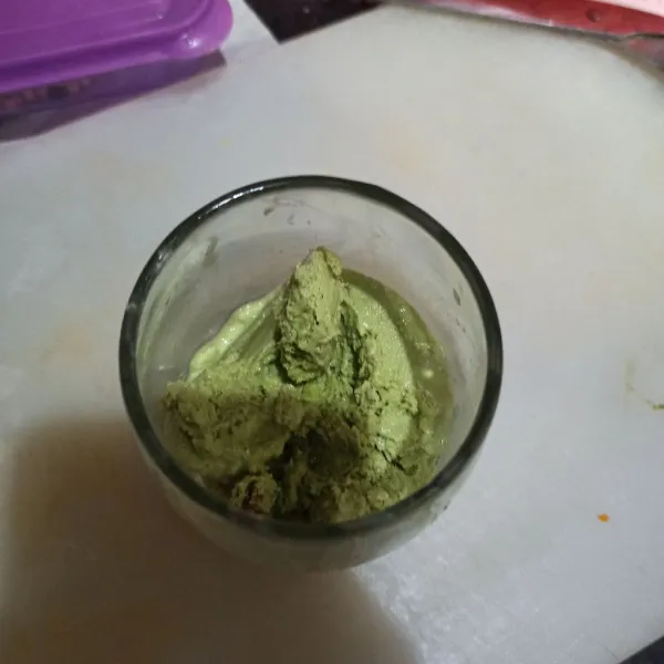 Masukkan ice cram matcha ke gelas.