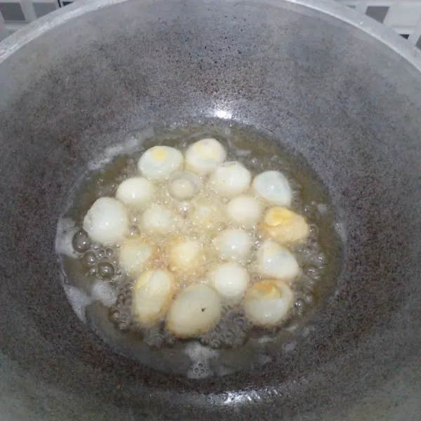 Goreng telur puyuh hingga berwarna kecokelatan.