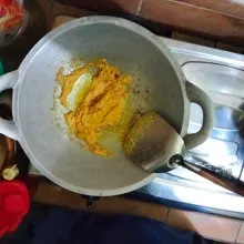 Tumis bumbu halus sampai matang dan harum, lalu matikan api dan sisihkan.