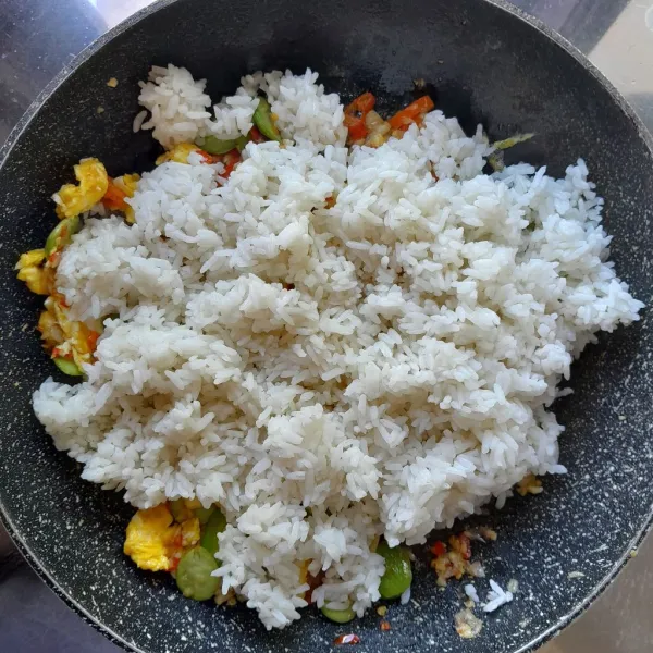 Masukkan nasi.