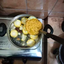 Kemudian masukkan bumbu yang sudah ditumis tadi, beri daun salam, serai, lengkuas dan asam muda, aduk rata.