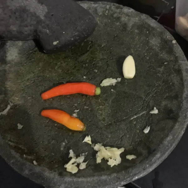Siapkan bahan sambal, beri garam, gula pasir, kaldu jamur dan ulek.