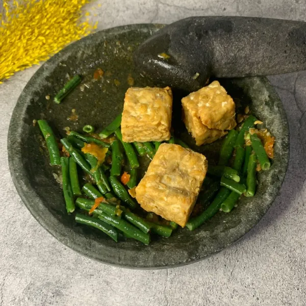 Tambahkan tempe goreng.