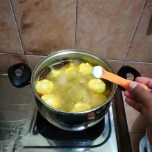 Tambahkan garam dan kaldu bubuk, aduk rata.