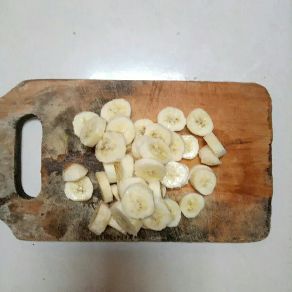 Kupas pisang lalu potong-potong, sisihkan.