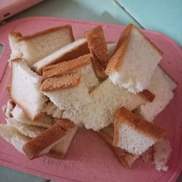 Siapkan roti tawar, potong-potong.