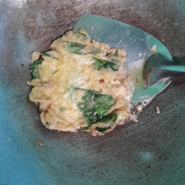 Goreng omelette sampai matang kedua sisi.