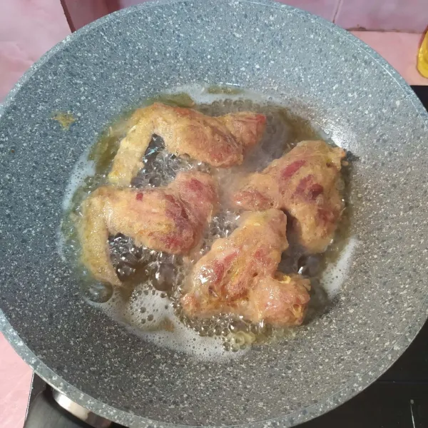 Celupkan ayam ke dalam kocokan telur lalu goreng hingga matang.