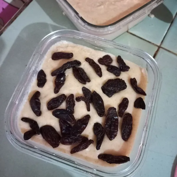 Tuangkan dalam wadah, kemudian beri taburan kismis di atasnya. Biarkan hingga uap panas hilang, kemudian masukan ke dalam kulkas sebelum disajikan. Puding pun siap dinikmati dingin-dingin.