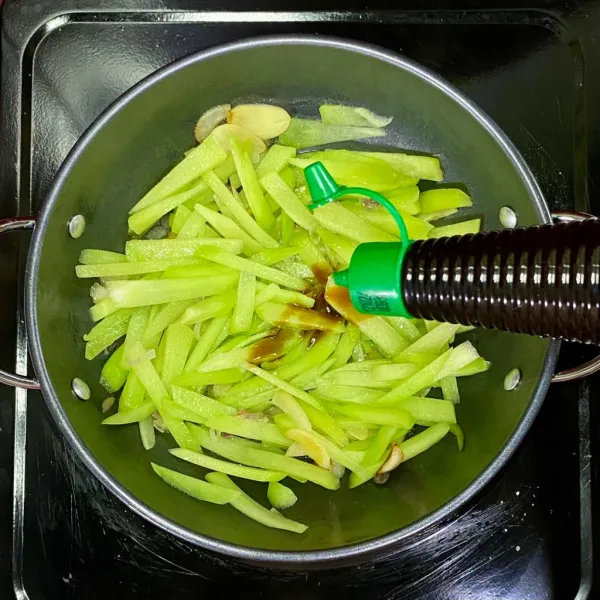 Tambahkan saus tiram, masak hingga sayur jipang empuk. Angkat dan sajikan.