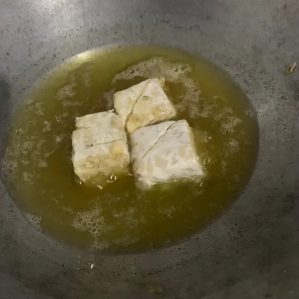 Goreng dalam minyak panas.