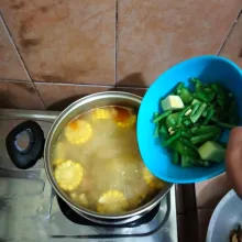 Masukkan sisa sayuran lainnya.