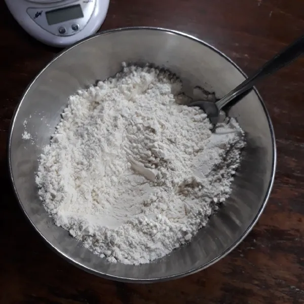Campurkan tepung terigu, gula pasir dan garam.