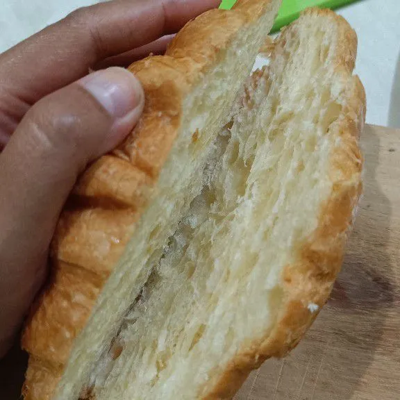 Ambil roti croissant, belah dua tapi tidak sampai putus.