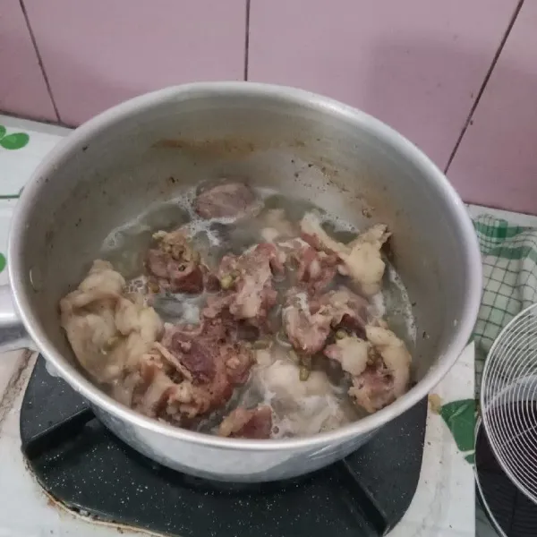 Rebus daging kambing dengan kacang hijau selama 15 menit.
